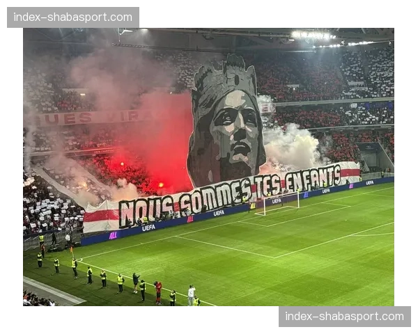 球迷看台巨型TIFO致敬球队功勋老将 球迷看台巨型TIFO致敬球队功勋老将